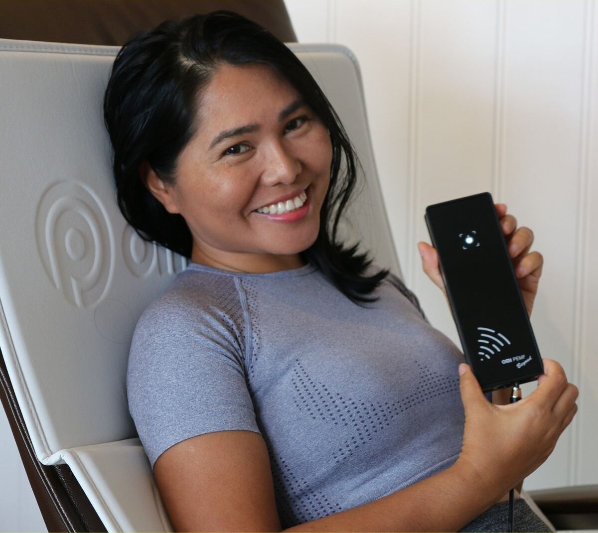 Fornøyd bruker av OMI Beyond med matte i stol